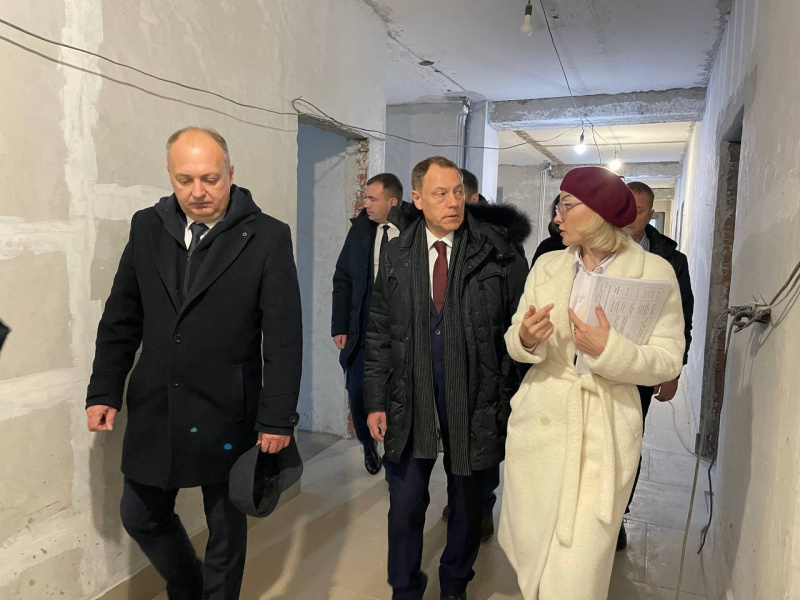глава регионального минздрава андрей модестов проверил ход выполнения капитальных ремонтов в усть-илимской районной больнице