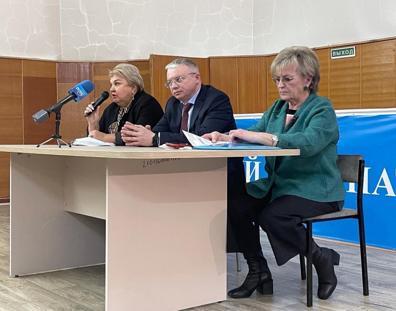специалисты регионального минздрава встретились с коллективом ангарского перинатального центра по вопросу объединения трех медицинских учреждений города