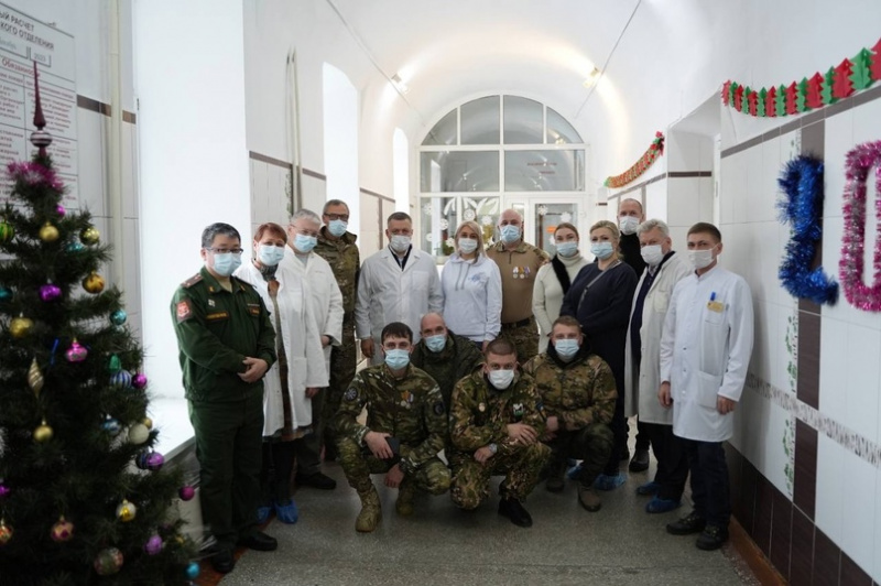 алексей шелехов совместно с игорем кобзевым поздравил пациентов военного госпиталя с наступающим новым годом