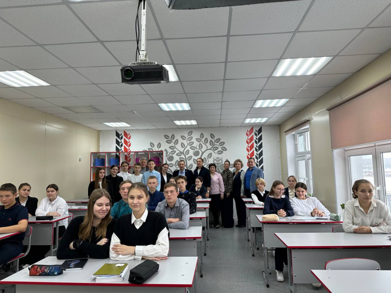 открытый диалог: глава минздрава иркутской области андрей модестов провёл встречи со школьниками киренска