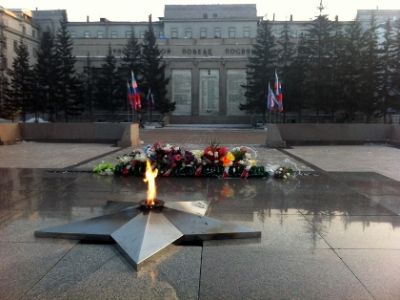 врачи и школьники из иркутска пишут солдатские письма-треугольники для ветеранов великой отечественной войны.