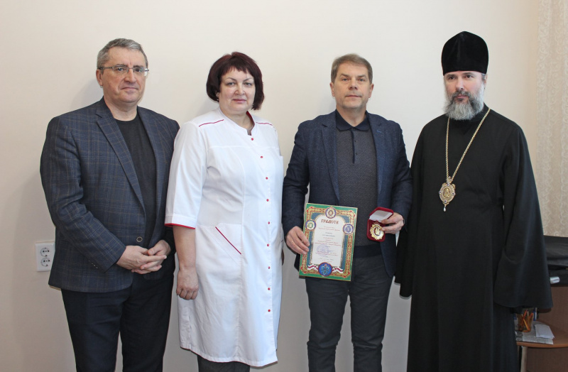 29 декабря и.о. министра здравоохранения иркутской области олег ярошенко совершил рабочий визит в саянск, где проконтролировал пятый этап интеграции бывшей мсч саянскхимпласт в структуру саянской гб и принял участие в открытии молитвенной комнаты