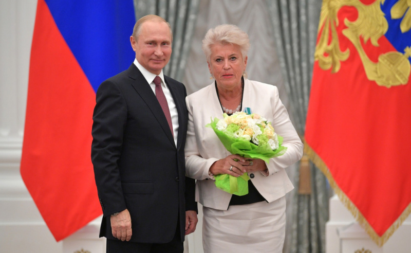 президент рф владимир путин вручил главному врачу иркутского областного диспансера виктории дворниченко орден дружбы 