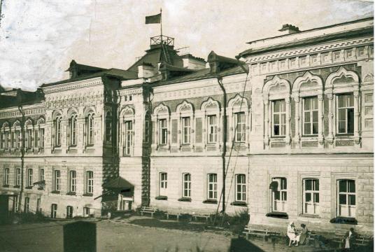Здание Иркутского физиотерапевтического института, принявшего первую группу раненых в конце декабря 1941 г..jpg