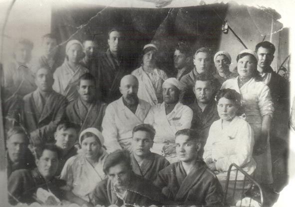 В центре 3-й слева начальник эвакогоспиталя №1945 В.П. Снедков, 4-й - комиссар В.И. Белоусов.jpg