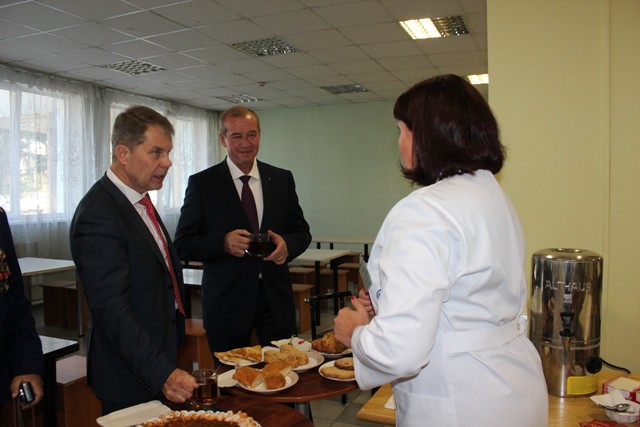 Министр с кружкой.JPG